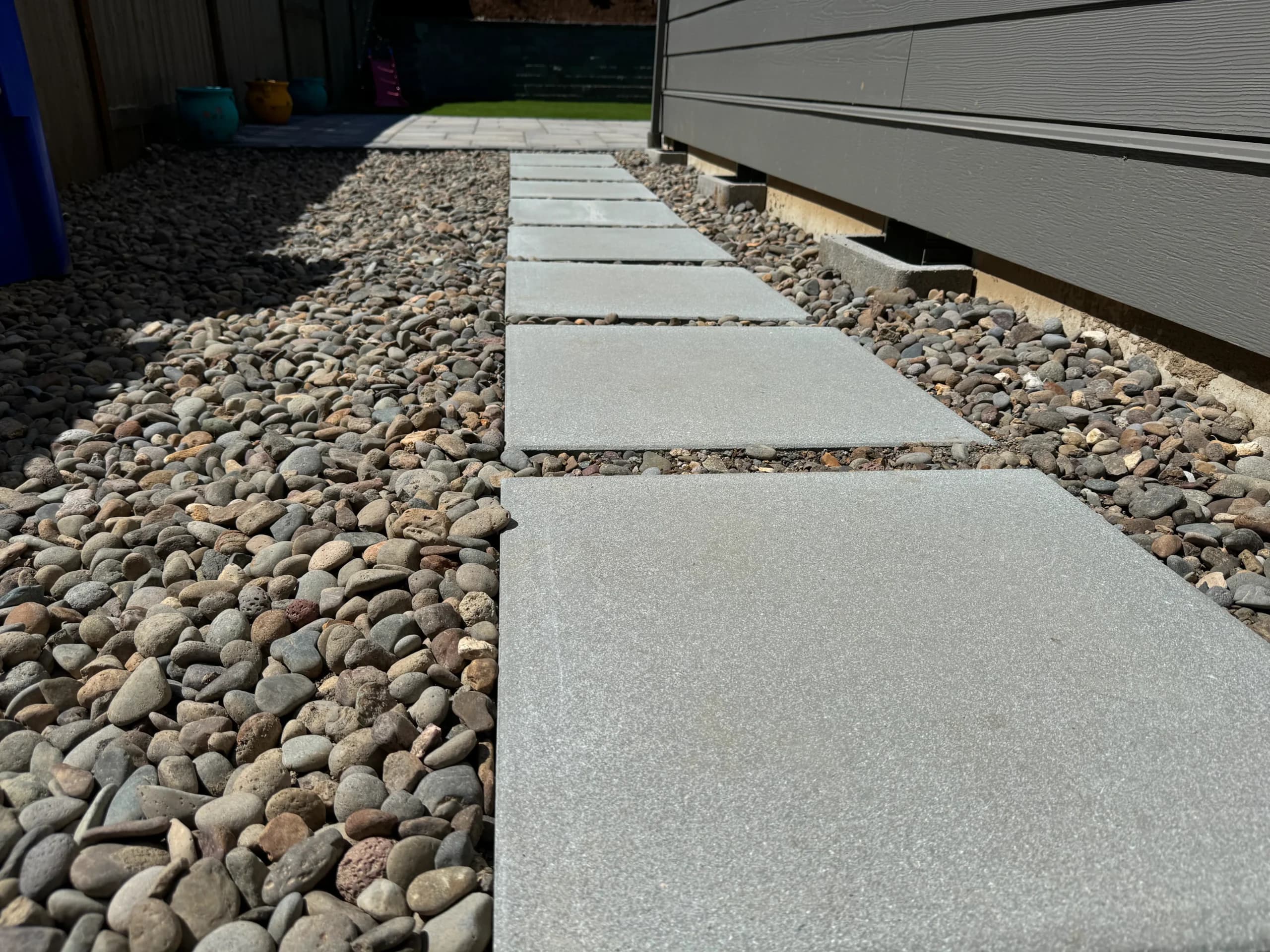 Modern stepping-stone walkway by GI Landscape