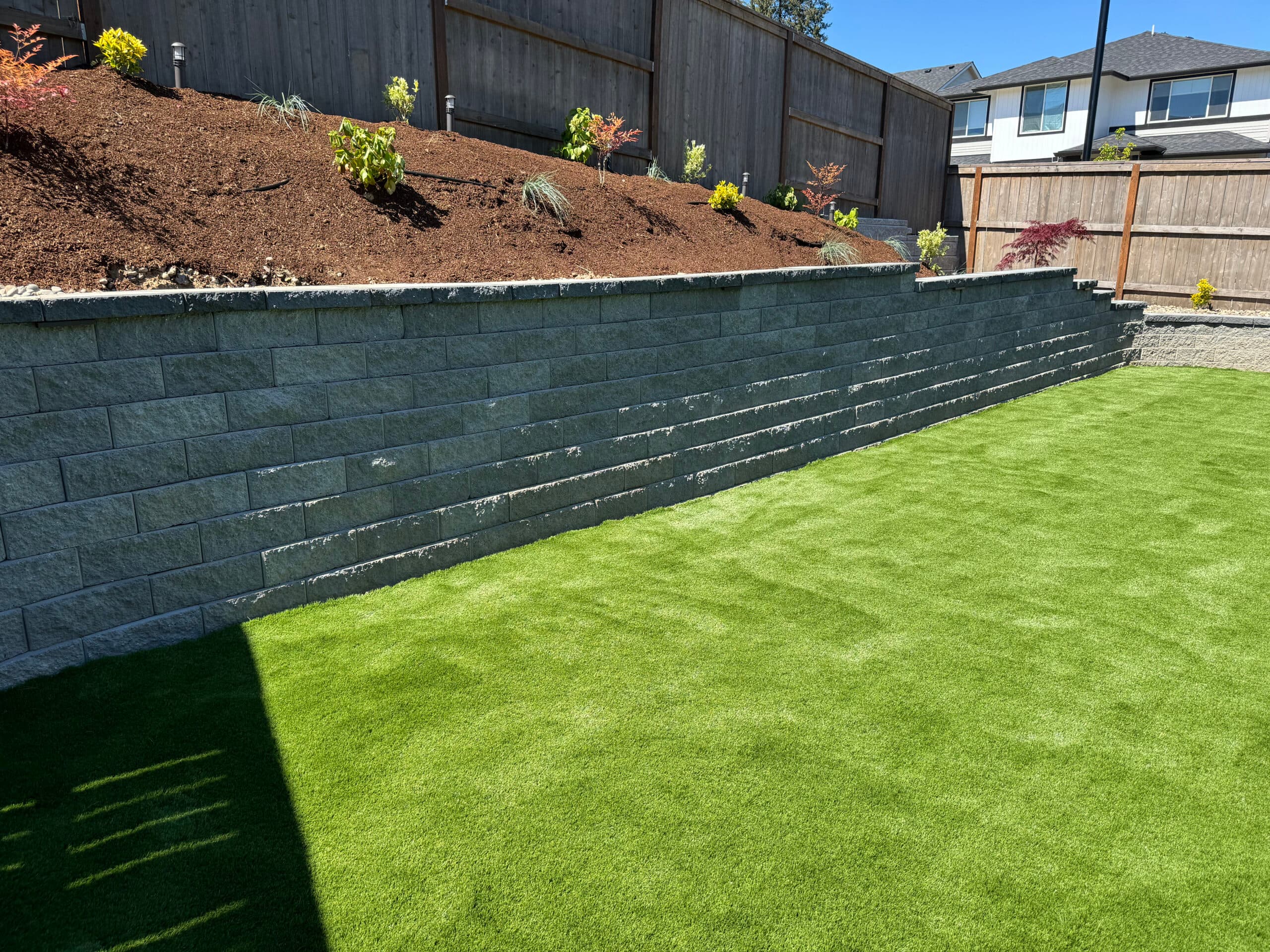 Natural stone retaining wall by GI Landscape